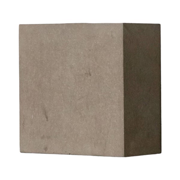 Quadratische Wandleuchte aus Beton.