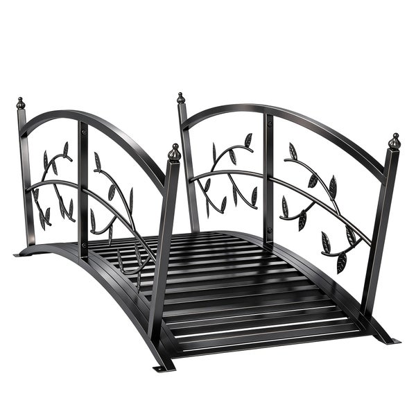 Geschwungene Gartenbrücke aus Metall mit dekorativen Blattranken am Geländer.