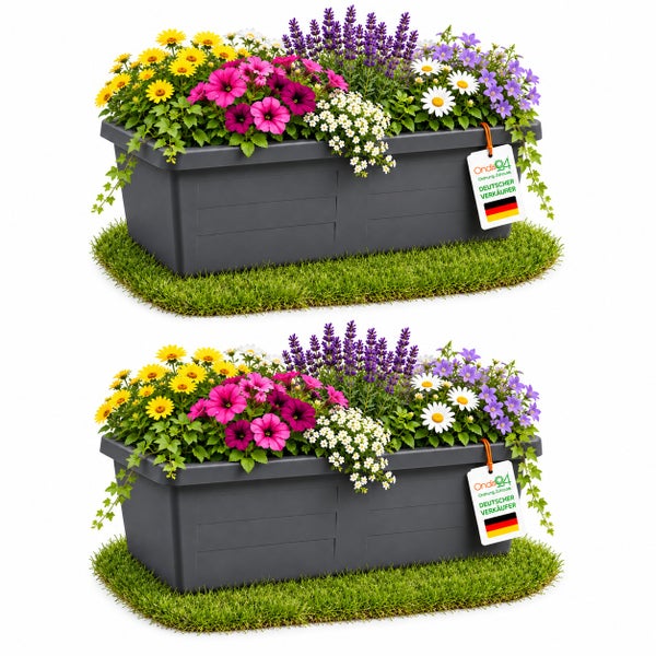 Zwei rechteckige Pflanzkästen aus Kunststoff mit Blumenbepflanzung und Produktanhänger mit Firmenlogo auf einer kleinen Grasfläche.