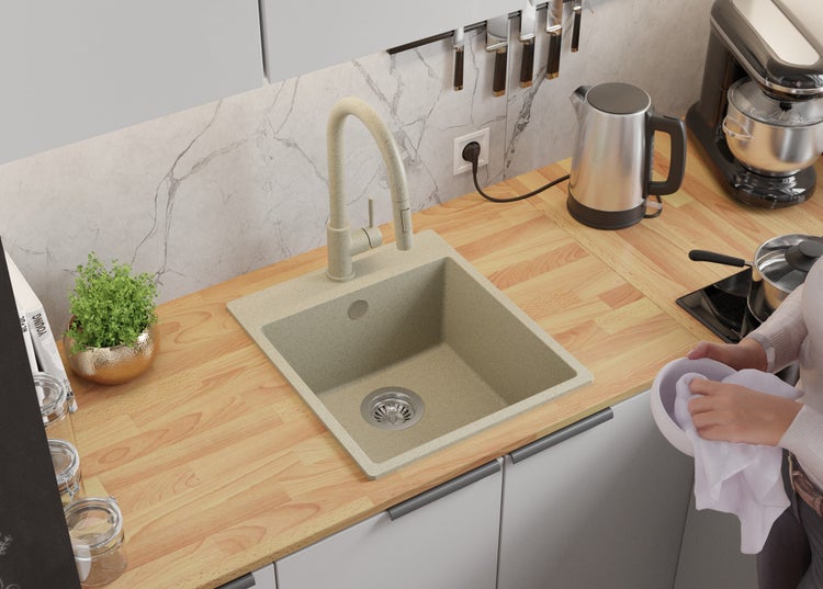 Küchenspüle mit Armatur auf einer Küchentheke in einer Küche