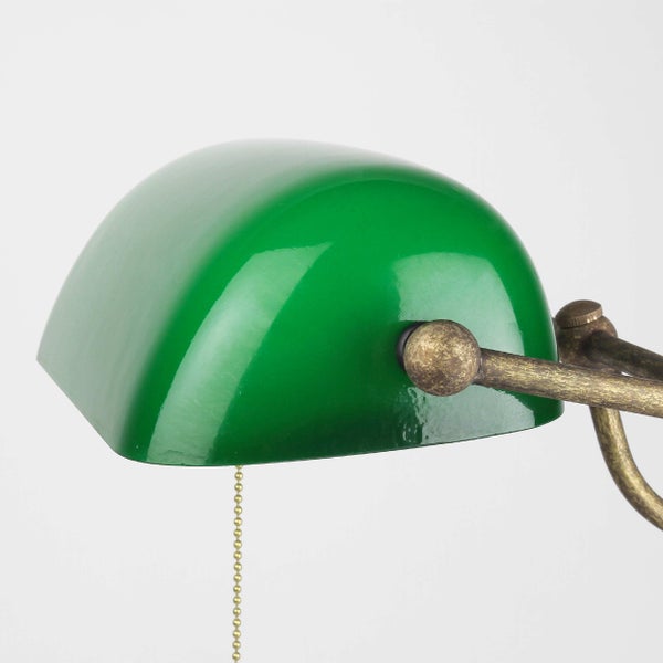 Detailansicht einer Bankerlampe mit grünem Lampenschirm und Zugschalter