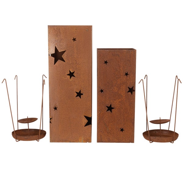 Gartenstecker-Set aus Metall in Rostoptik mit zwei Säulen inklusive Sternenausschnitten und zwei passenden Kerzenhaltern.
