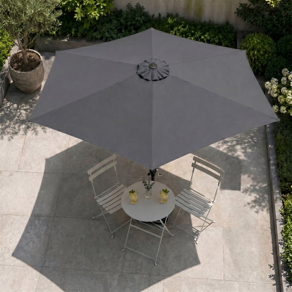 Sechseckiger Sonnenschirm über einem runden Bistrotisch und zwei Klappstühlen auf einer gepflasterten Terrasse.