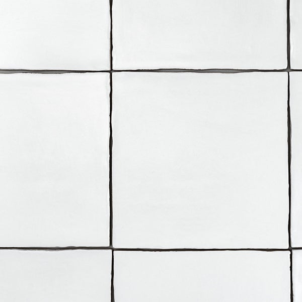 Quadratische Wandfliesen in Handformoptik mit glatter Oberflaeche und abgerundeten Kanten fuer Innenbereiche.