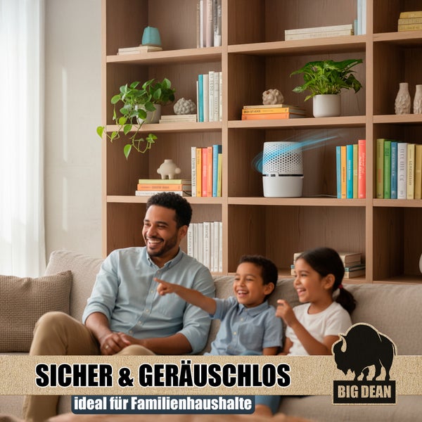 Ein Familienvater sitzt mit seinen Kindern auf der Couch, im Hintergrund ein Luftreiniger im Regal. Big Dean Logo.