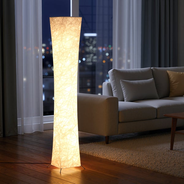 Stehleuchte im Wohnzimmer mit Sofa und Teppich