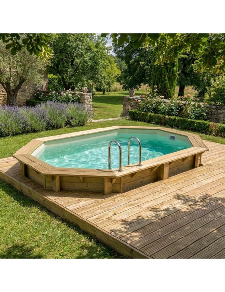 Achteckiger Pool aus Holz mit Leiter auf einer Holzterrasse in einem Garten.
