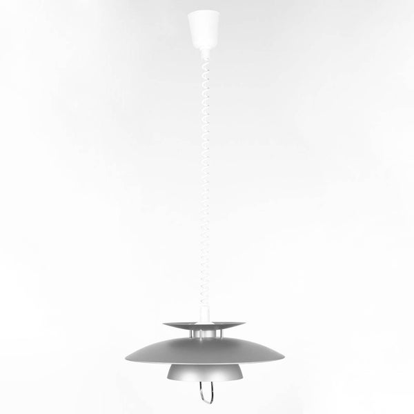 Pendelleuchte mit spiralförmigem Kabel, mehrstufigem Metallschirm und Zuggriff zur Höhenverstellung.