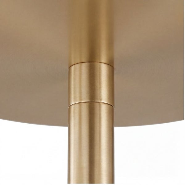 Detailansicht eines gebürsteten Metallständers in Messingoptik mit einem zylindrischen Rohr und einer runden Platte.