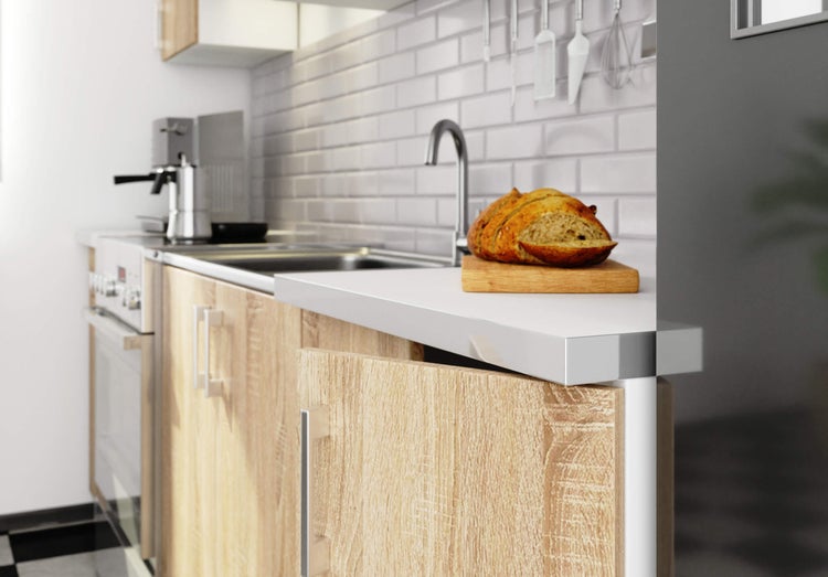 Küchenszene mit Spüle, Armatur, Brot und Küchenutensilien