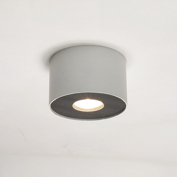 Graue Deckenleuchte mit runder Form an der Decke