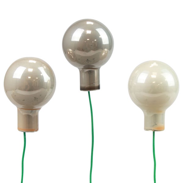 Dekorative Glühbirnen mit grünen Kabeln