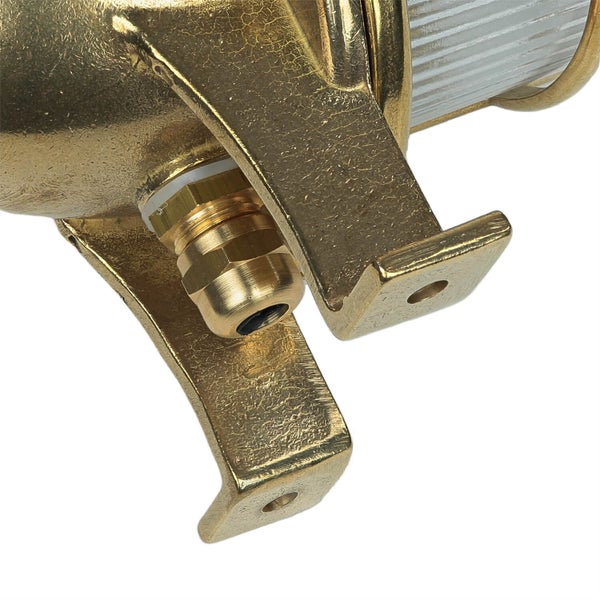 Detailaufnahme einer goldenen Lampenhalterung mit Befestigungslöchern