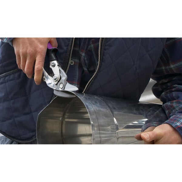 Handwerker trägt Festool Führungsschienentasche über der Schulter und zieht ein Absaugmobil mit Systainer auf einer Baustelle.