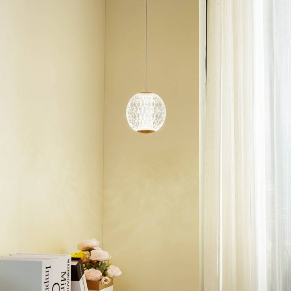 Moderne Pendelleuchte mit kugelförmigem Schirm aus strukturiertem Glas in einem hellen Zimmer mit Vorhängen und Blumen.