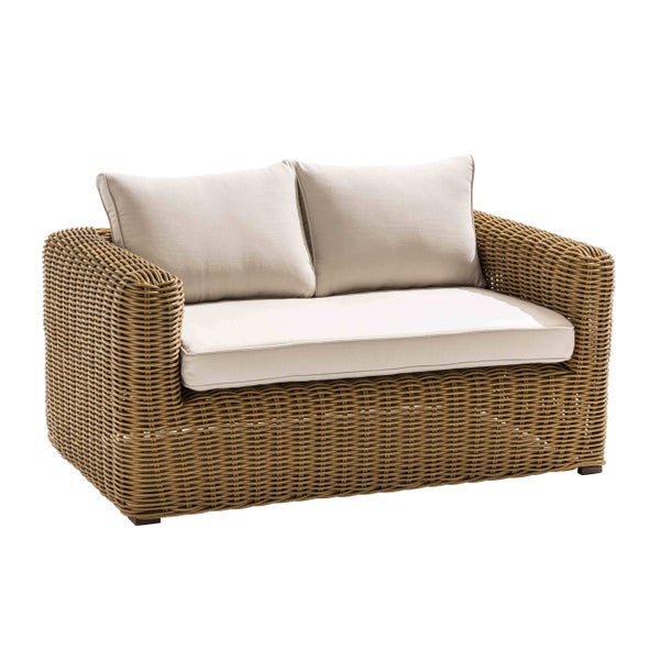 2-Sitzer Gartensofa aus Kunststoffgeflecht in Beige mit hellen Sitz- und Rückenkissen.