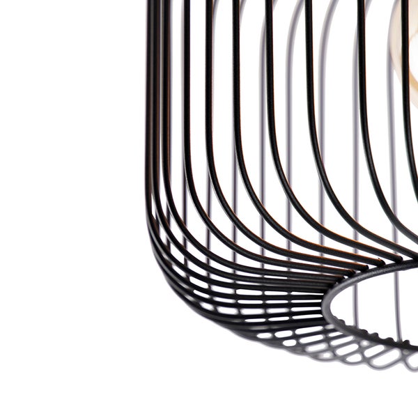 Detailansicht einer Pendelleuchte aus Metall