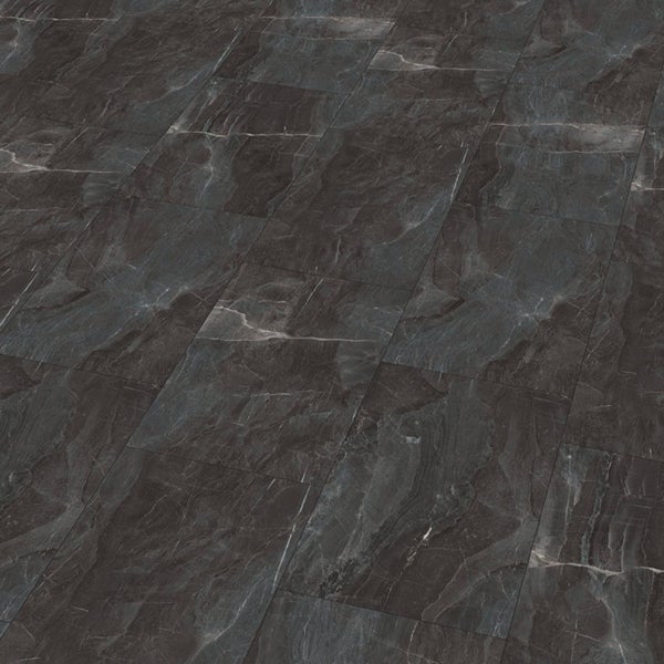 Dunkler Bodenbelag mit Marmoroptik