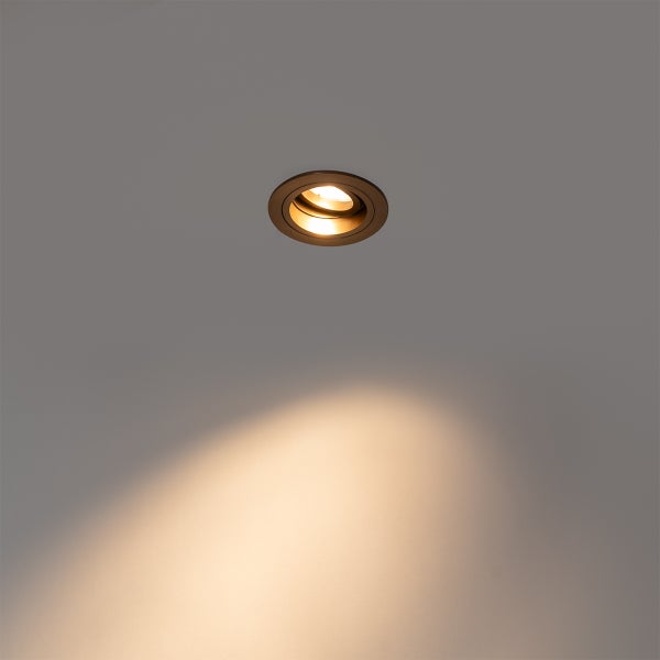 Runder LED-Einbaustrahler in Bronze-Optik mit warmweißem Lichtkegel, Deckeneinbauleuchte.