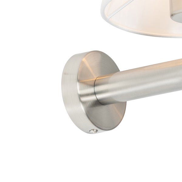 Detailaufnahme einer Wandleuchte mit Lampenschirm