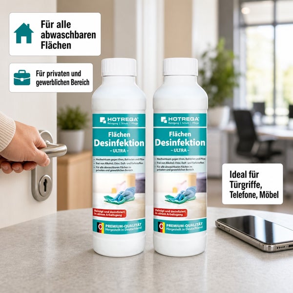 Zwei Flaschen Hotrega Flächendesinfektion Ultra für den privaten und gewerblichen Gebrauch auf einem Tisch vor einem Büro-Hintergrund.