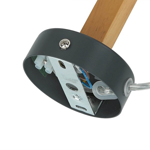 Detailansicht einer Lampenhalterung mit Holzelement und Kabelverbindungen