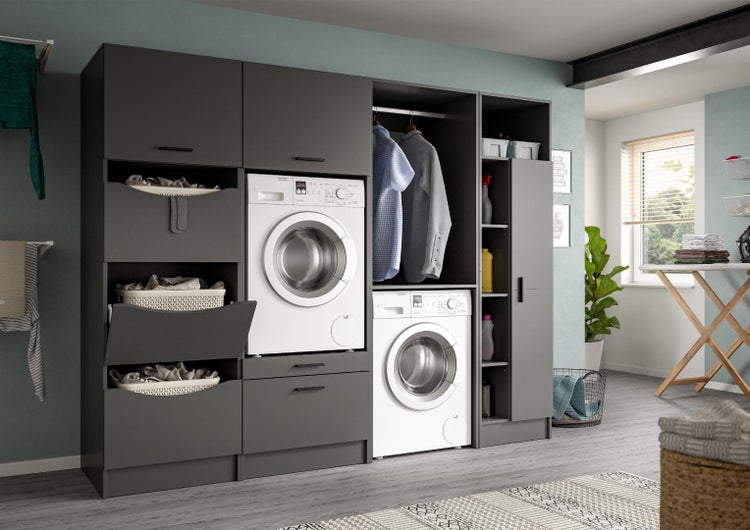 Moderner Hauswirtschaftsraum mit anthrazitfarbenem Schranksystem, integrierter Waschmaschine und Trockner, Wäschekörben und Kleiderstange.