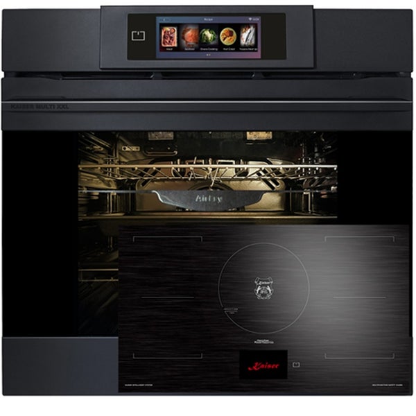 Kaiser Einbau Backofen mit Multi XXL Garraum und Touch Display sowie Induktionskochfeld in der Frontansicht.