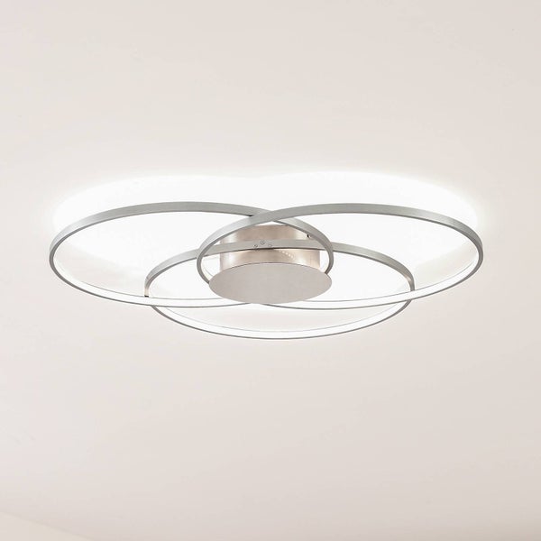 Moderne LED-Deckenleuchte mit ineinander verschlungenen Ringen aus gebürstetem Metall, flaches Design.