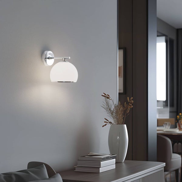 Wandleuchte mit Glasschirm in einem stilvollen Interieur.