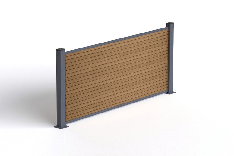 Sichtschutzelement aus Holzoptik Lamellen mit zwei Metallpfosten als Gartenbegrenzung