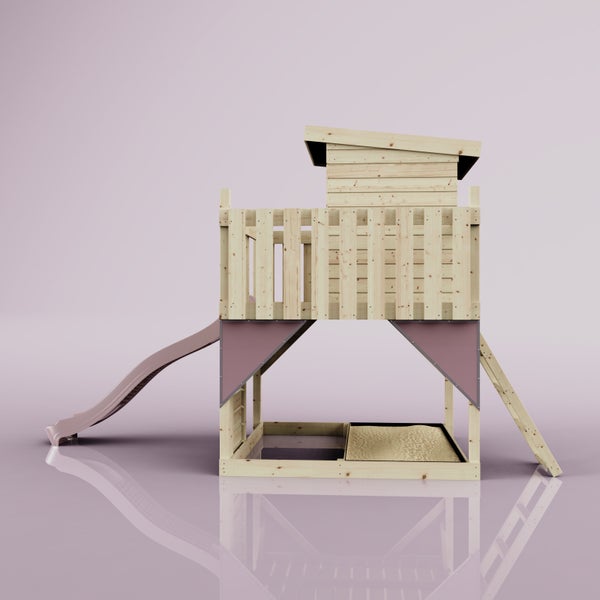 Spielturm aus Holz mit Rutsche, Leiter, Sandkasten und Spielhaus auf Stelzen.