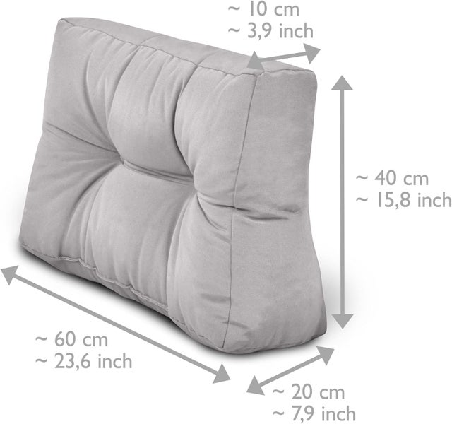 Keilförmiges Rückenkissen für Palettenmöbel: Breite circa 60 Zentimeter, Höhe circa 40 Zentimeter, Tiefe circa 20 Zentimeter unten, 10 oben.