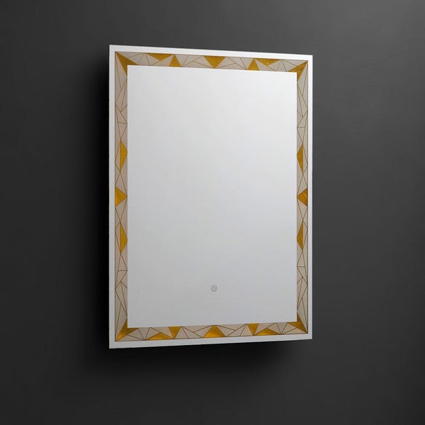Rechteckiger Wandspiegel mit goldenem geometrischem Dreiecksmuster und Touch-Sensor.