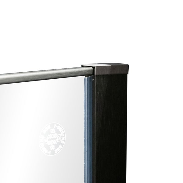 Detailaufnahme einer Duschwand mit schwarzem Rahmenprofil, Sicherheitsglas und Querstabilisator.