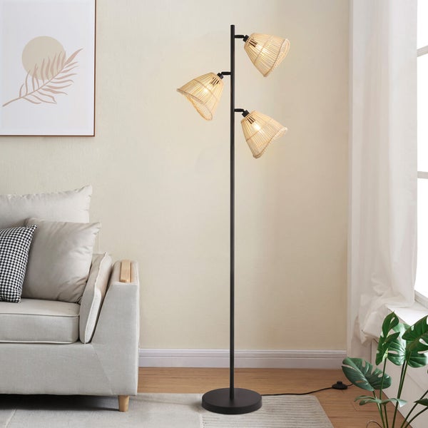 Stehleuchte mit drei Lampenschirmen aus Rattan im Wohnzimmer
