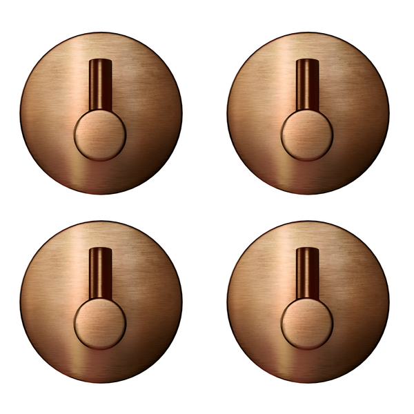 Set mit vier Wandhaken aus gebürstetem Metall in Kupferoptik mit kreisförmiger Grundplatte.