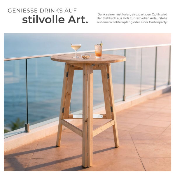 Rustikaler runder Stehtisch aus Holz auf einer hellen Terrasse mit Glasgeländer und Meerblick.