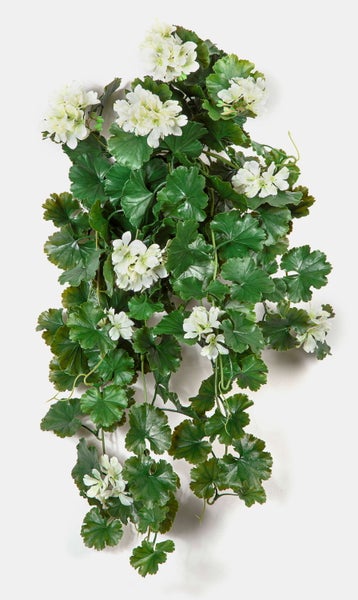 Künstliche Hängegeranie mit weißen Blüten und grünen Blättern.