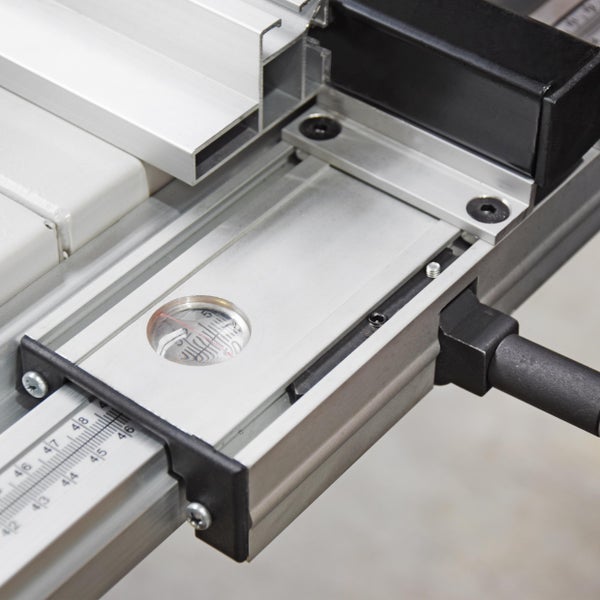 Detailansicht einer Tischfräse mit Gradeinteilung und Ausrichtungshilfe