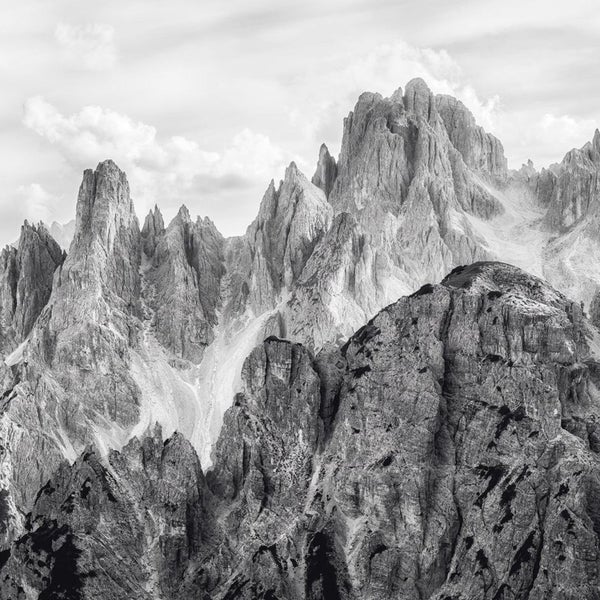 Schwarzweißaufnahme einer Bergkette mit steilen Gipfeln
