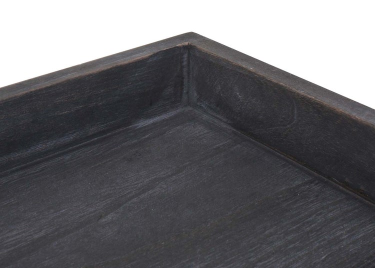 Detailansicht eines schwarzen Holztabletts