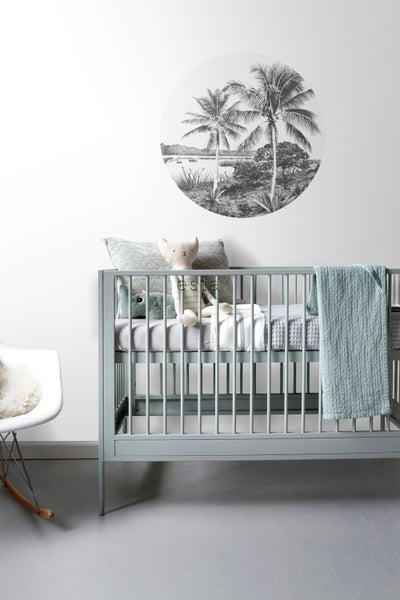 Babyzimmer mit Kinderbett, Wandtattoo mit Palmen und Kinderspielzeug