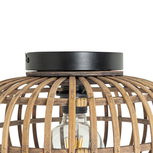 Detailansicht einer Deckenleuchte mit Lampenschirm aus Bambus