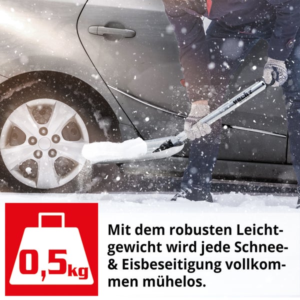 Eine Person entfernt Schnee mit einer Schneeschaufel von einem Auto. Gewichtssymbol 0,5 Kilogramm.