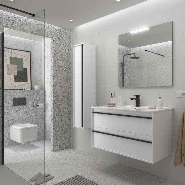Modernes Badezimmer mit weißem Waschtischunterschrank, Hochschrank, Spiegel und Terrazzo-Fliesen im Dusch- und WC-Bereich.