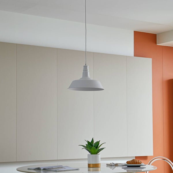 Weiße Pendelleuchte im Industriestil über einem runden Esstisch aus Marmor in einem modernen, hellen Esszimmer mit Wandpaneelen.