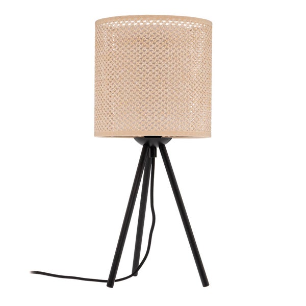 Tischleuchte mit schwarzem Dreibein-Gestell und zylindrischem Lampenschirm aus naturfarbenem Rattangeflecht