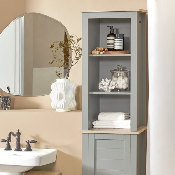 Badezimmer mit Waschbecken, Spiegel und grauem Badschrank mit Regalen