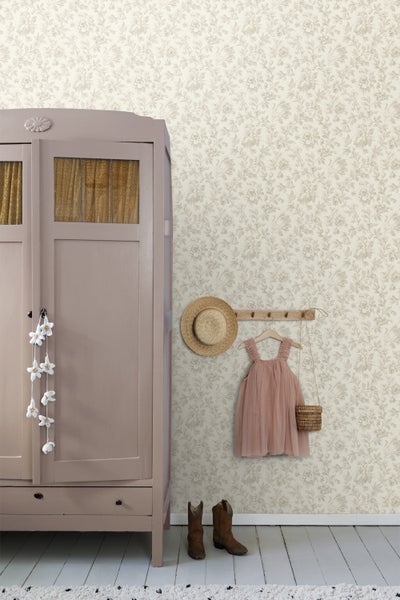 Dekoratives Kinderzimmer mit floraler Tapete, Kleiderschrank, Hut und Kleid